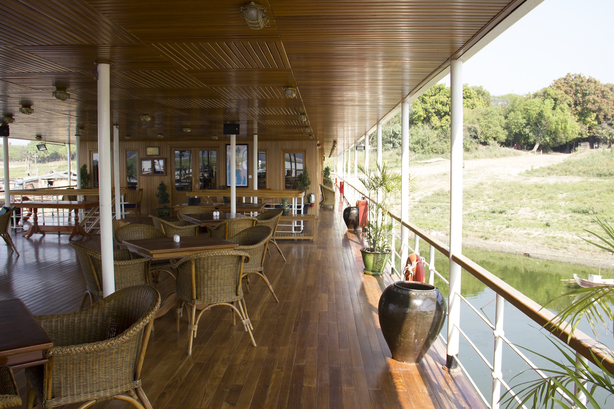 Pandaw RV Kindat Pandaw Lounge 2.jpg